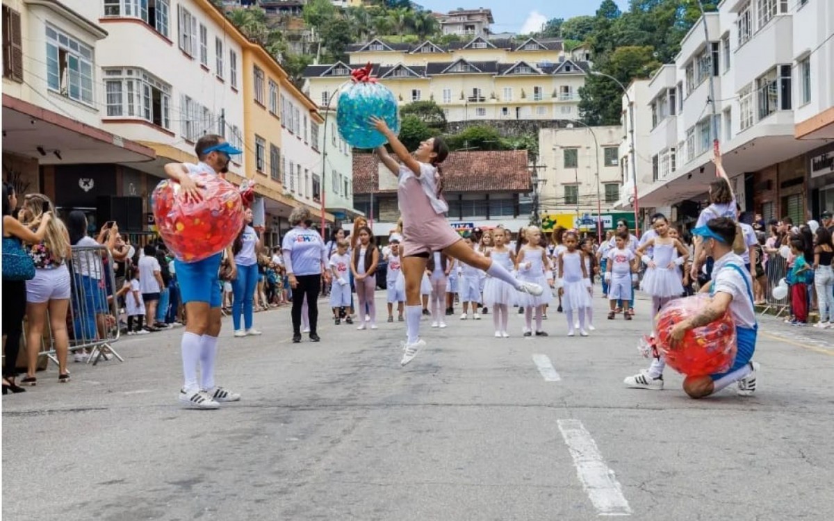 In&iacute;cio do desfile no Parque Regadas