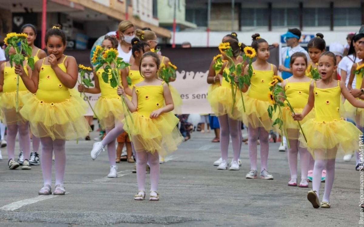 Espet&aacute;culo de P&aacute;scoa teve v&aacute;rias atra&ccedil;&otilde;es durante desfile