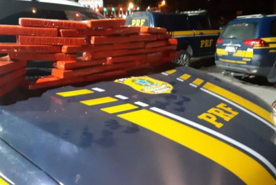 PRF prende mulher transportando 27 quilos de maconha em ônibus em Seropédica