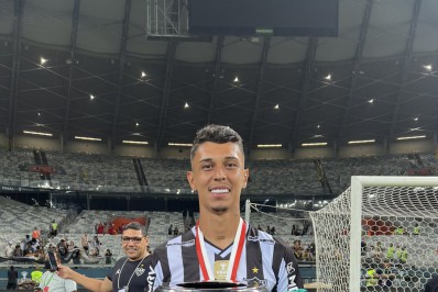 Com prazo curto, Vasco ainda tenta contratação de zagueiro do Atlético-MG