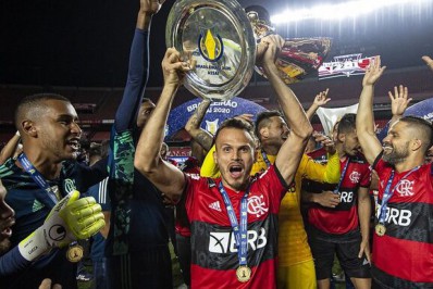 A caminho do Internacional, ex-jogador do Flamengo é homenageado por medalhão: 'Está na história'