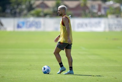 Arrascaeta pede que elenco do Flamengo se blinde: 'Sempre vão querer criar um ambiente que não existe'