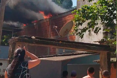 Casa pega fogo no Parque São José em Belford Roxo