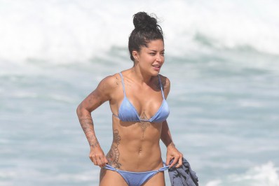 Aline Campos ostenta boa forma em praia da Zona Oeste do Rio