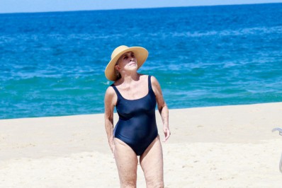 Betty Faria curte dia de sol na Praia do Leblon