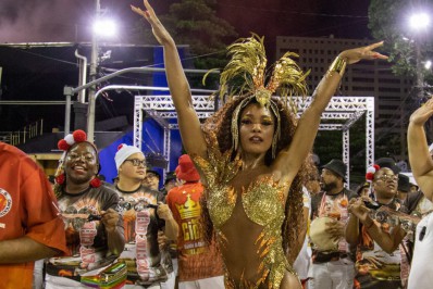 Erika Januza brilha no ensaio técnico da Viradouro