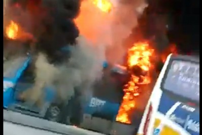 Ônibus articulado do BRT pega fogo em Madureira