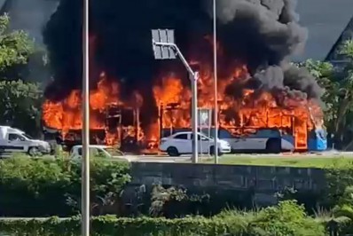 BRT pega fogo no Terminal Alvorada e causa transtorno no trânsito