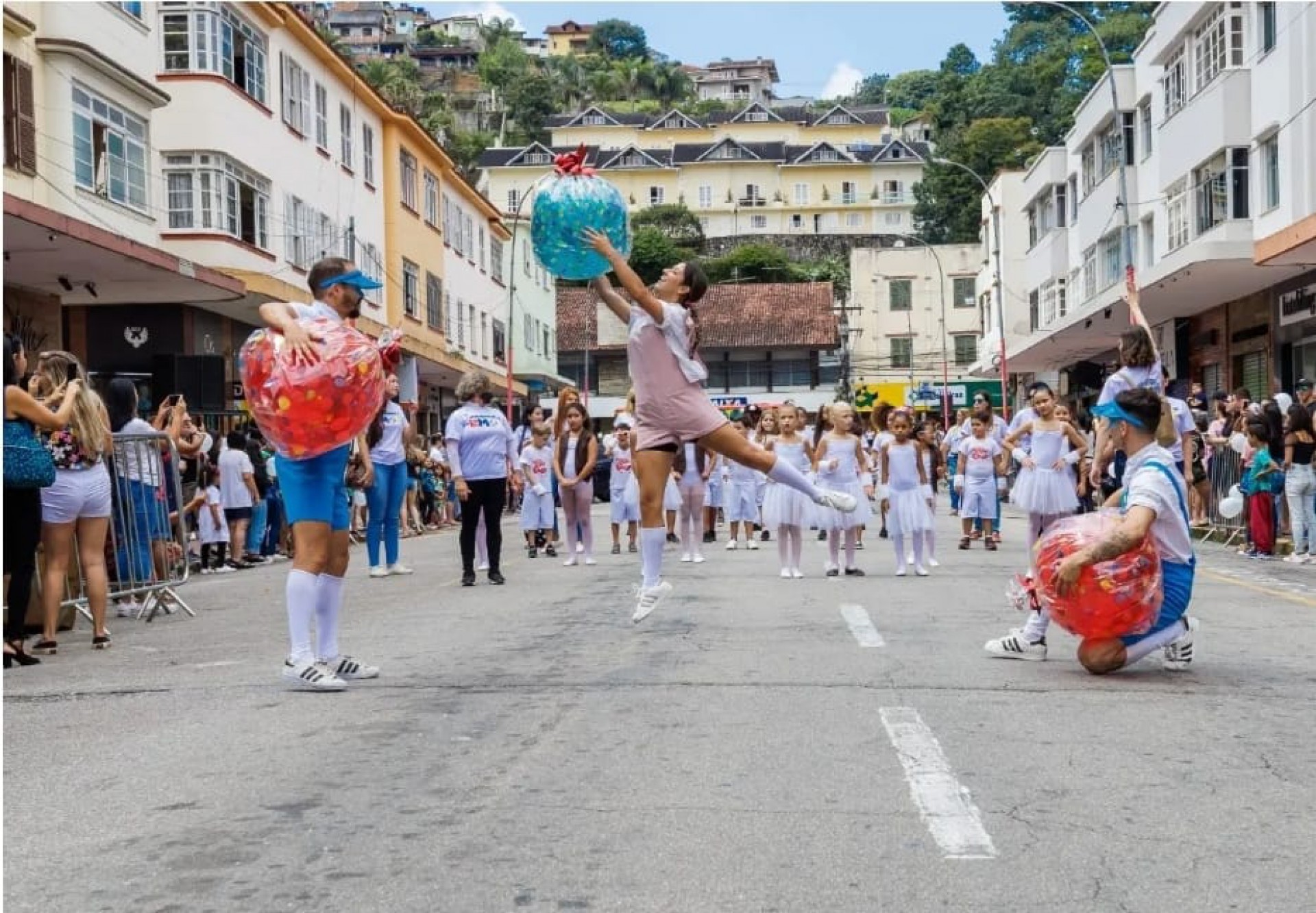 In&iacute;cio do desfile no Parque Regadas - Bruno Nepomuceno