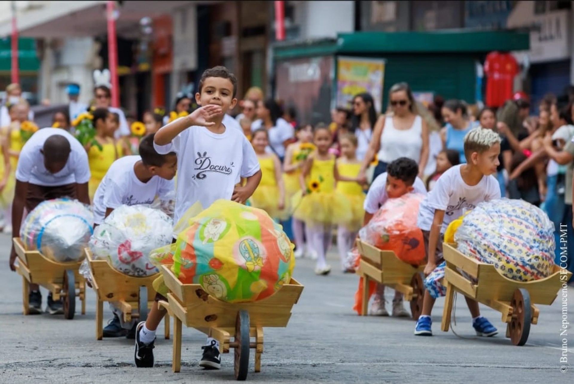 Crian&ccedil;as de escolas municipais participaram com corrida de ovos - Bruno Nepomuceno