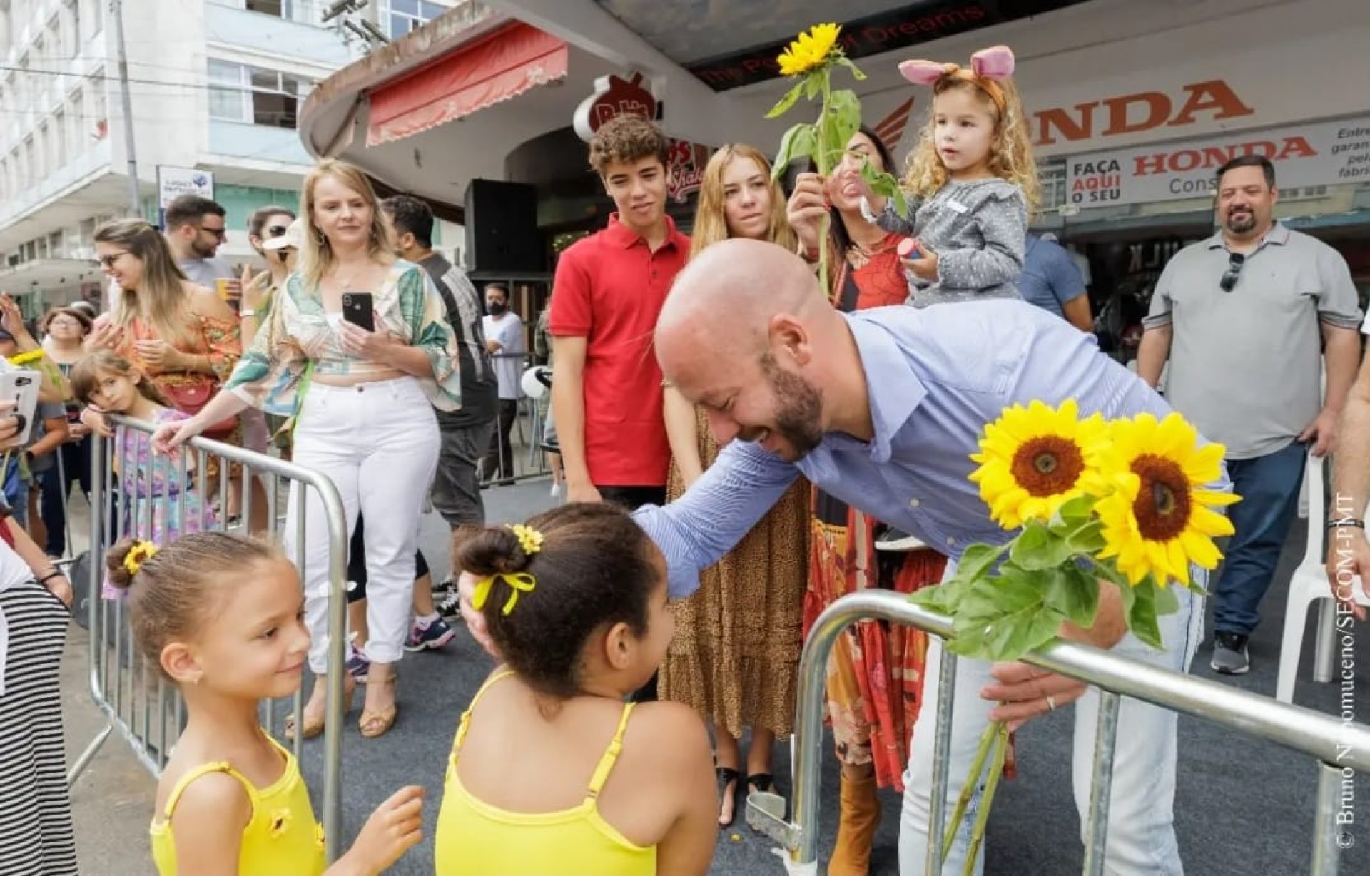 Prefeito Vinicius Claussen recebe flores de crian&ccedil;as durante desfile de P&aacute;scoa, no &uacute;ltimo domingo - Bruno Nepomuceno