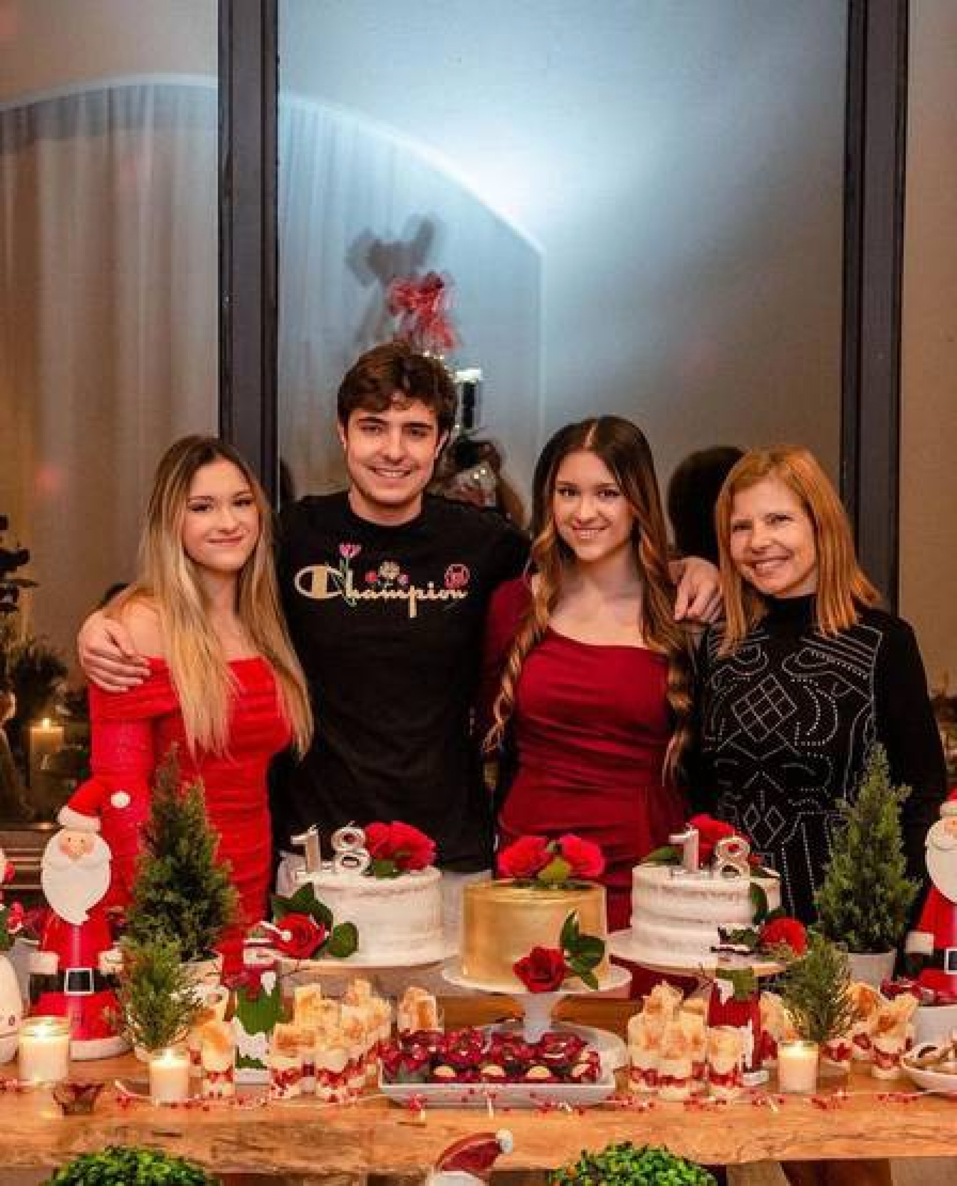 Rose Miriam posa com os três filhos: Marina, Sofia e João Augusto - Reprodução Internet