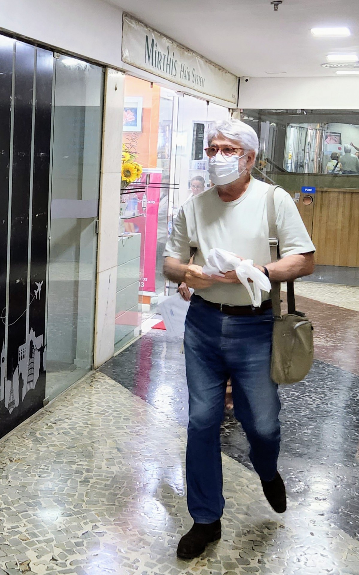 S&eacute;rgio Chapelin &eacute; clicado por um paparazzo na Zona Sul do Rio