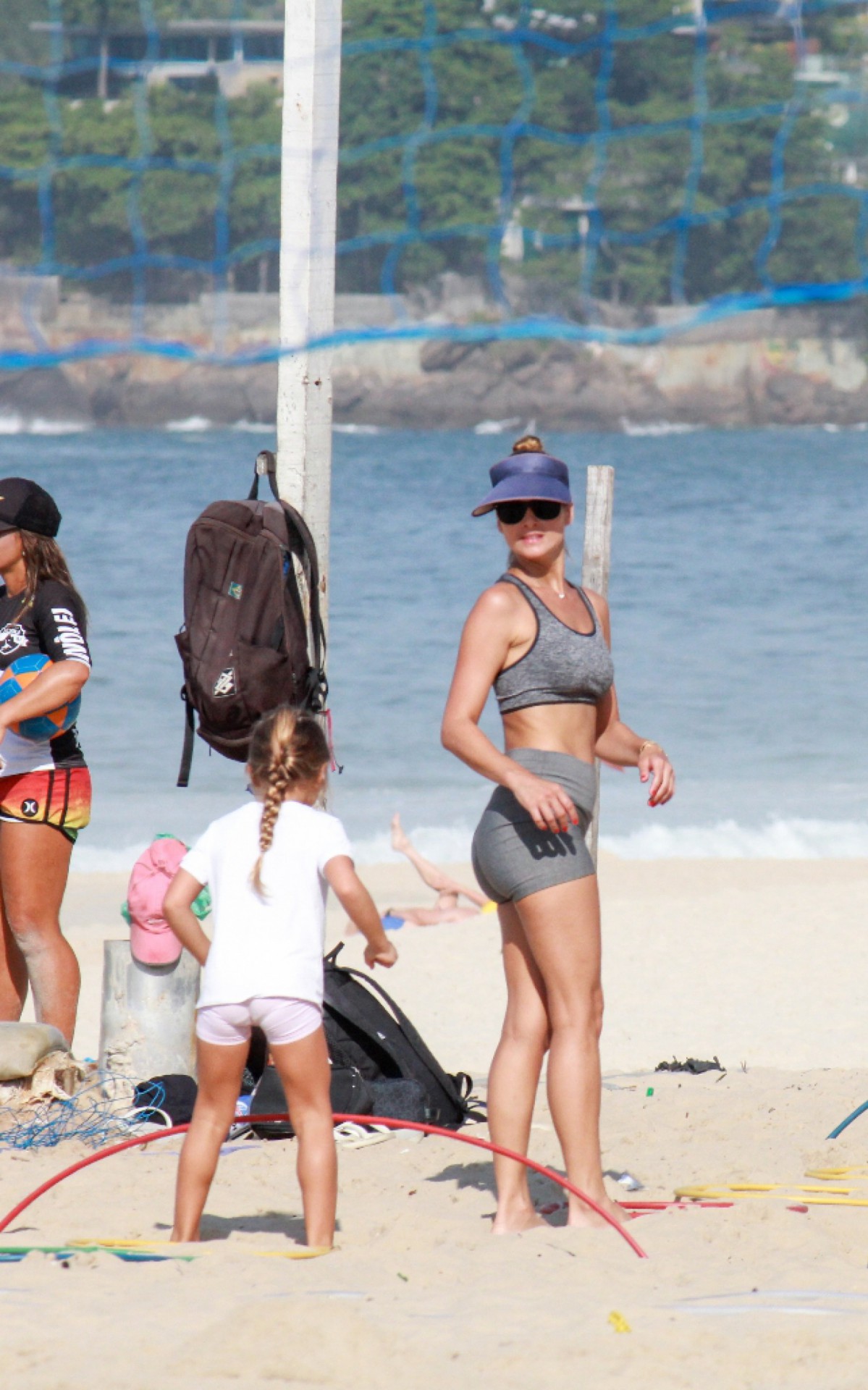 Luiza Valdetaro treina em praia da Zona Sul do Rio; filha da atriz brincou no local