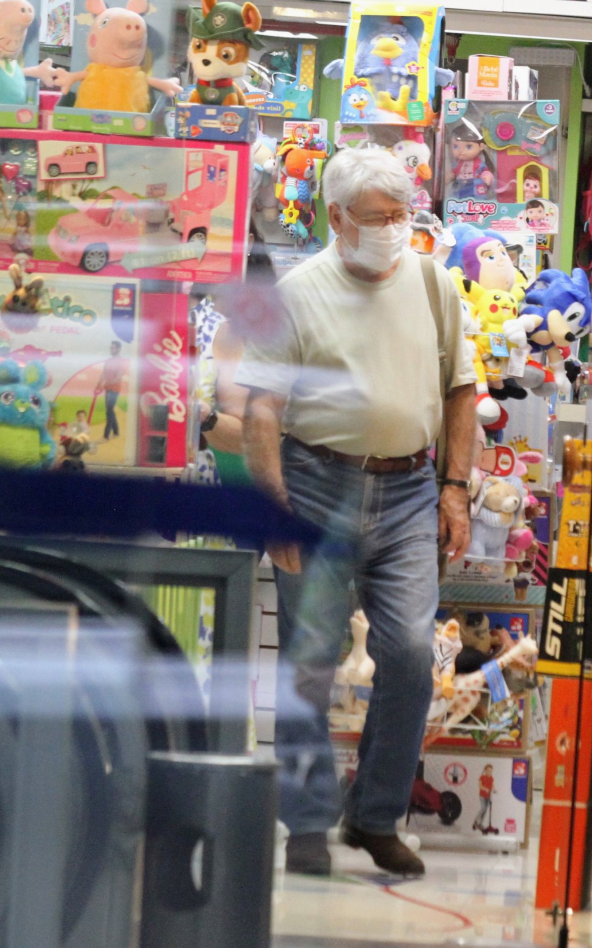 S&eacute;rgio Chapelin &eacute; clicado por um paparazzo na Zona Sul do Rio