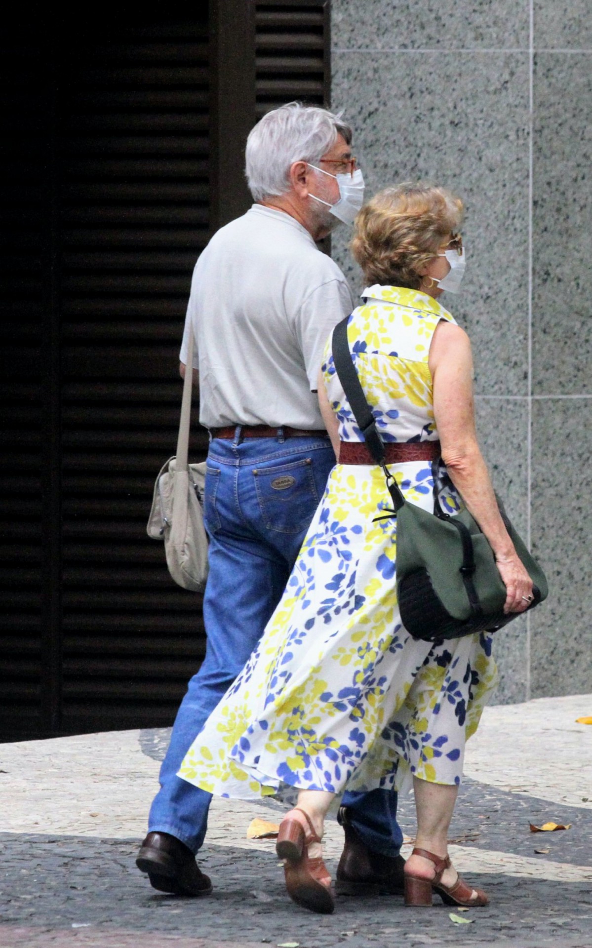 S&eacute;rgio Chapelin e a esposa s&atilde;o clicados por um paparazzo na Zona Sul do Rio