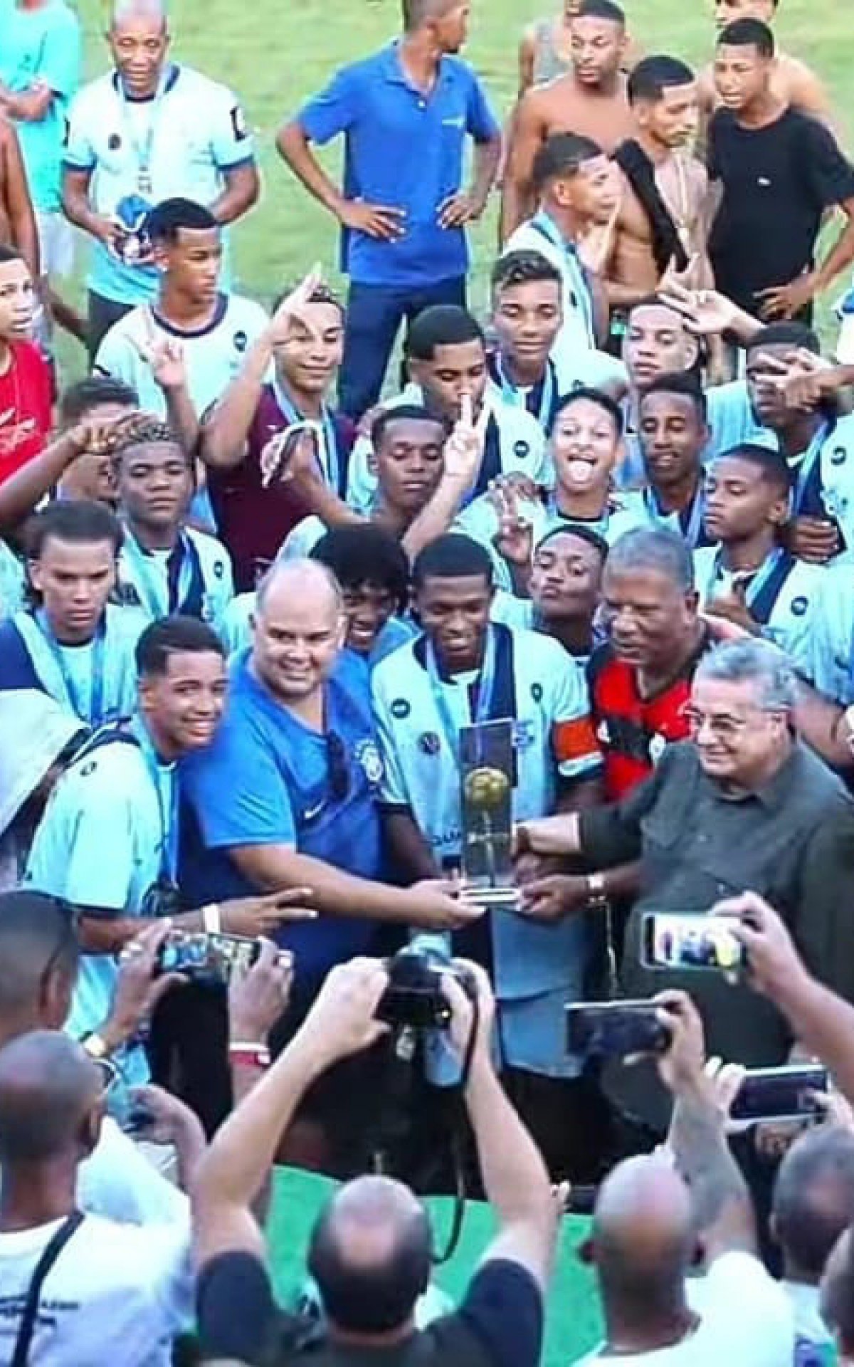 A Liga Guapiense comemora a entrega do troféu de campeã - Divulgação