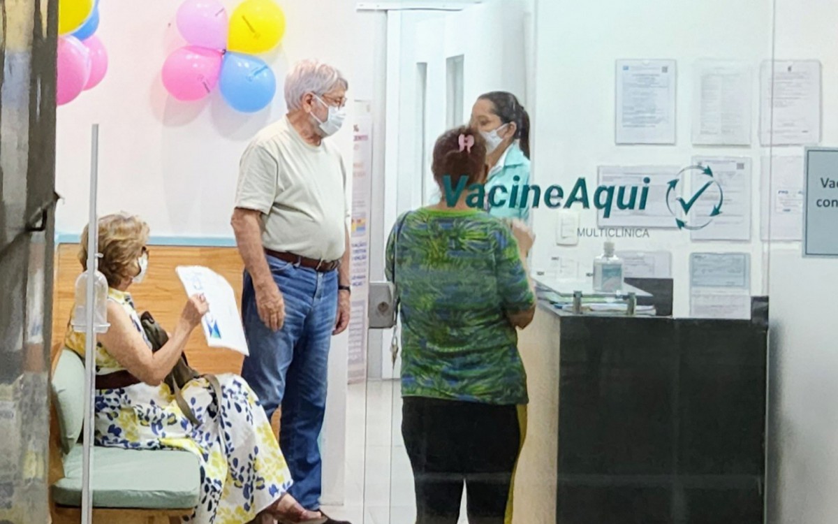 S&eacute;rgio Chapelin &eacute; clicado por um paparazzo na Zona Sul do Rio
