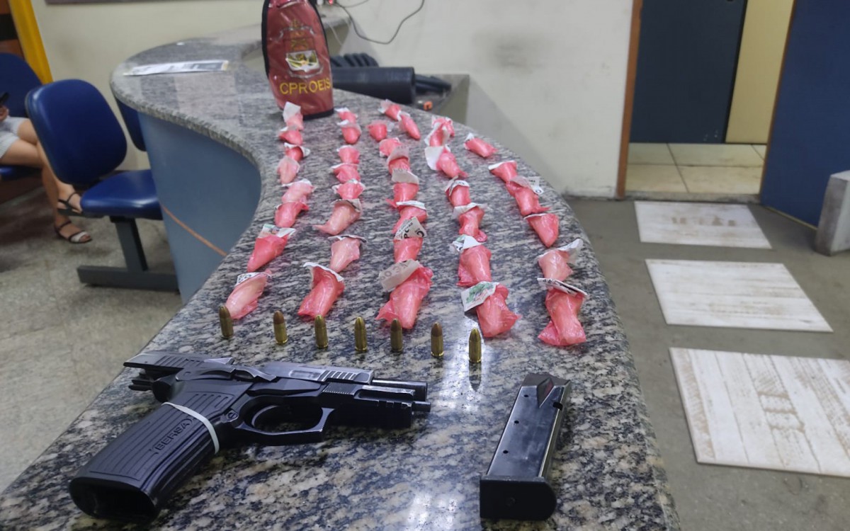 Arma com numera&ccedil;&atilde;o raspada, carregador e drogas foram apresentadas na Delegacia