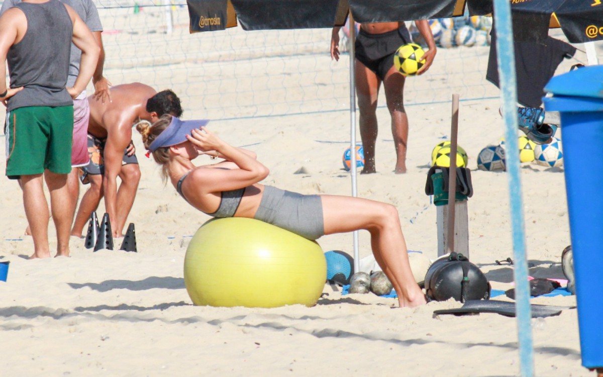 Luiza Valdetaro treina em praia da Zona Sul do Rio; filha da atriz brincou no local