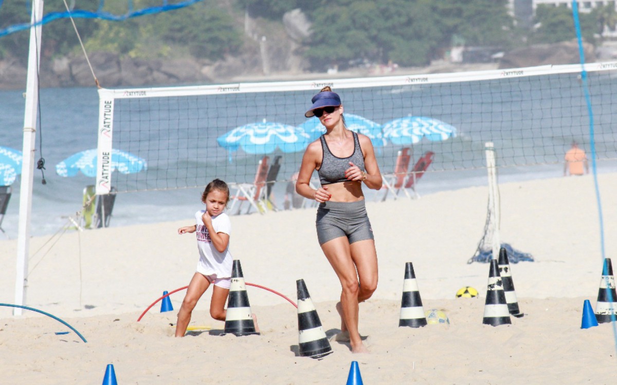 Luiza Valdetaro treina em praia da Zona Sul do Rio; atriz estava acompanhada da filha - J / Agnews