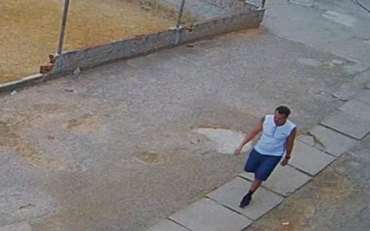 Imagem mostra Marcinho do Turano com vestimenta fora do padr&atilde;o e caminhando de forma suspeita, de acordo com investiga&ccedil;&atilde;o