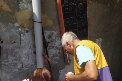 Em Mesquita, equipes vistoriam casas e orientam moradores no combate à dengue