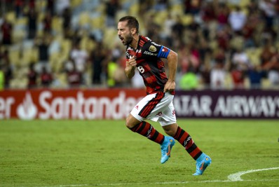 Em noite de Everton Ribeiro inspirado, Flamengo bate o Talleres, mas ainda demonstra fragilidades