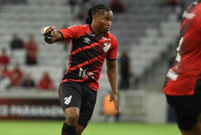 Botafogo anuncia contratação de atacante do Athletico Paranaense