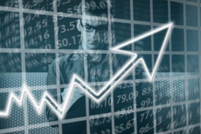 Professor cria métodos para ajuda amigos e passa de 25 mil aprovados em certificação financeira