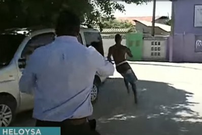 Jornalista 'persegue' suspeito durante programa ao vivo na TV