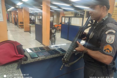 PM prende assaltantes e recupera celulares roubados em dois pontos do Rio