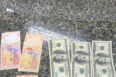 Dupla argentina é presa usando dólares falsos na praia de Copacabana