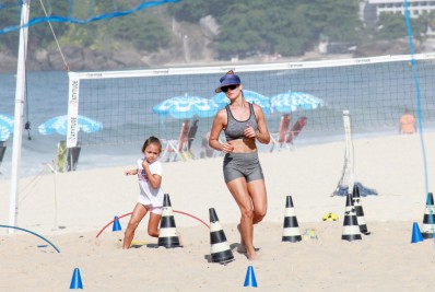 Luiza Valdetaro se exercita em praia da Zona Sul do Rio; veja as fotos!