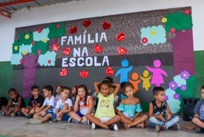 Pais e crianças participam do programa ‘Família na Escola’ em Nilópolis