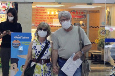 Em rara aparição, Sérgio Chapelin é clicado ao lado da esposa na Zona Sul do Rio