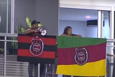 Fora do estádio, torcedor usa megafone para cornetar árbitro da partida