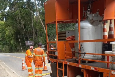 DER-RJ pinta quebra-molas em trecho da RJ-121 a pedido do deputado Eurico Júnior
