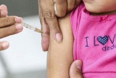 Aplicação da vacina contra covid-19 a crianças de 3 e 4 anos é interrompida