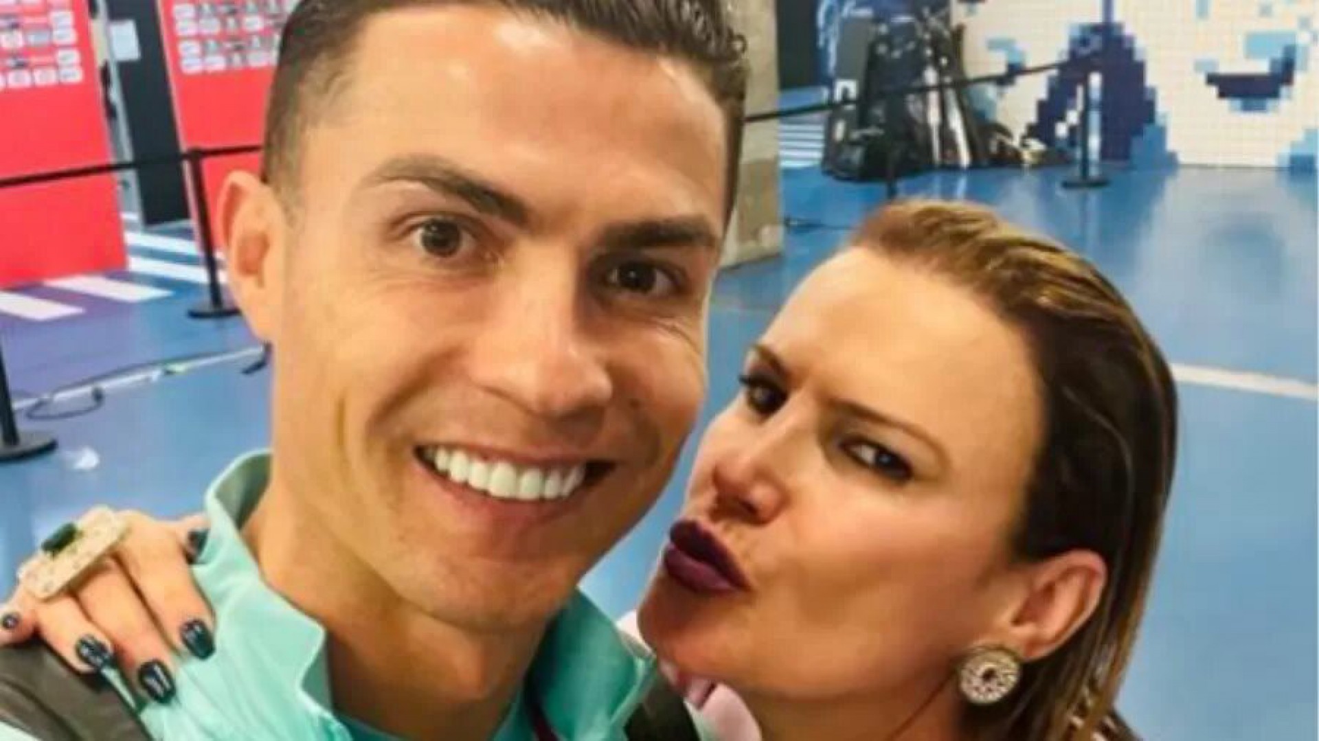 Cristiano Ronaldo e sua irmã, Elma Aveiro. - Foto: Reprodução/Instagram