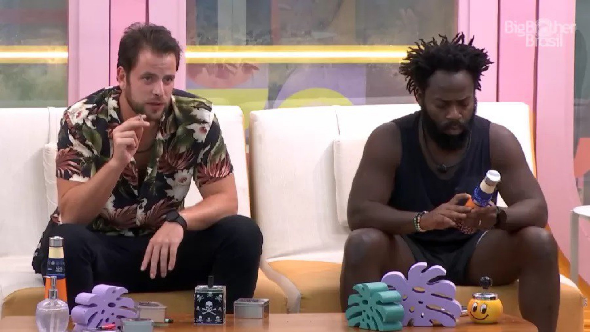 Gustavo comenta com os amigos sobre o papel de Jessi em paredões passados - Reprodução / Globoplay