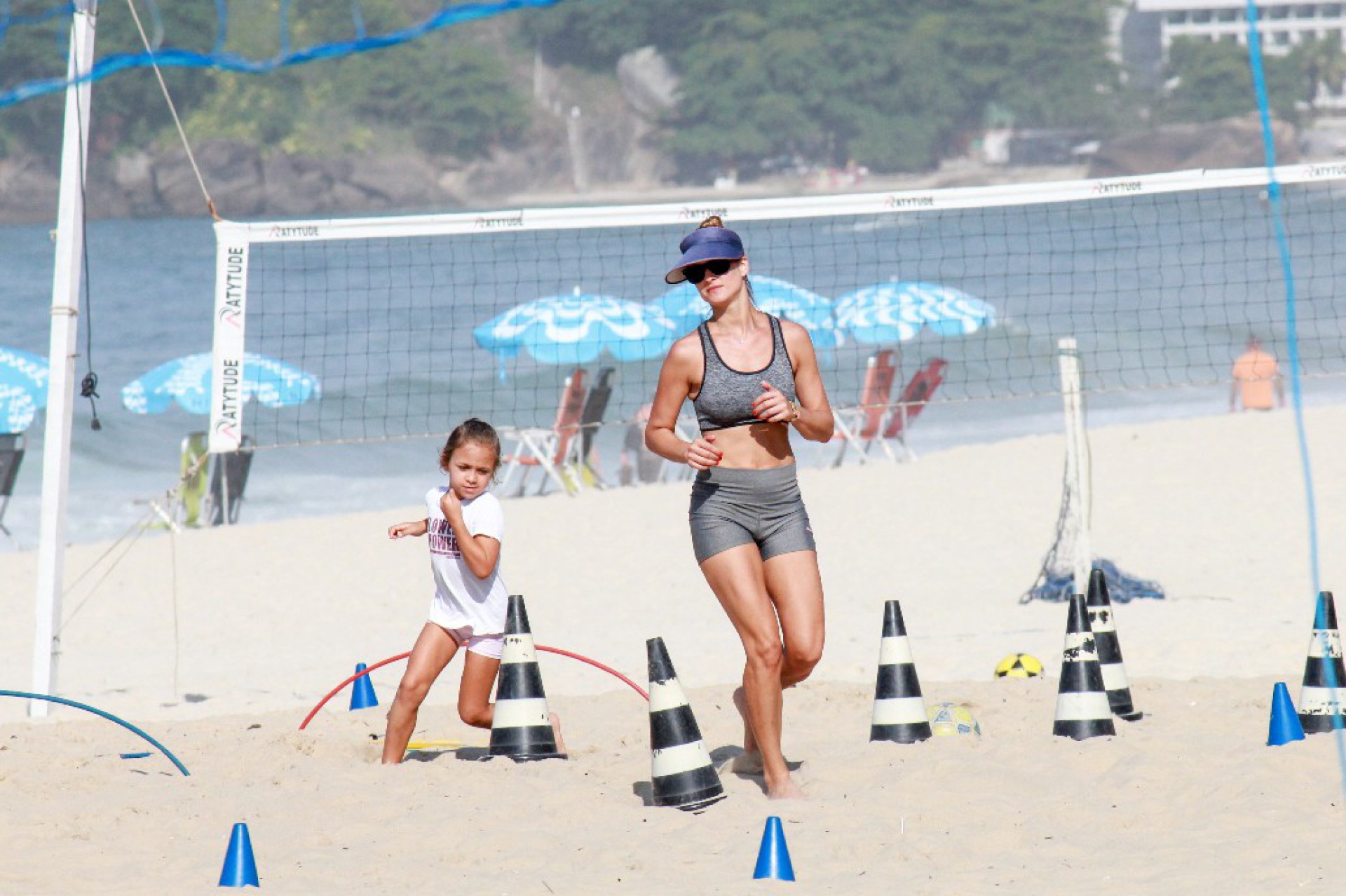 De shortinho e top, Luiza Valdetaro se exercita em praia da Zona Sul do Rio  Jornal MEIA HORA - Celebridades e TV