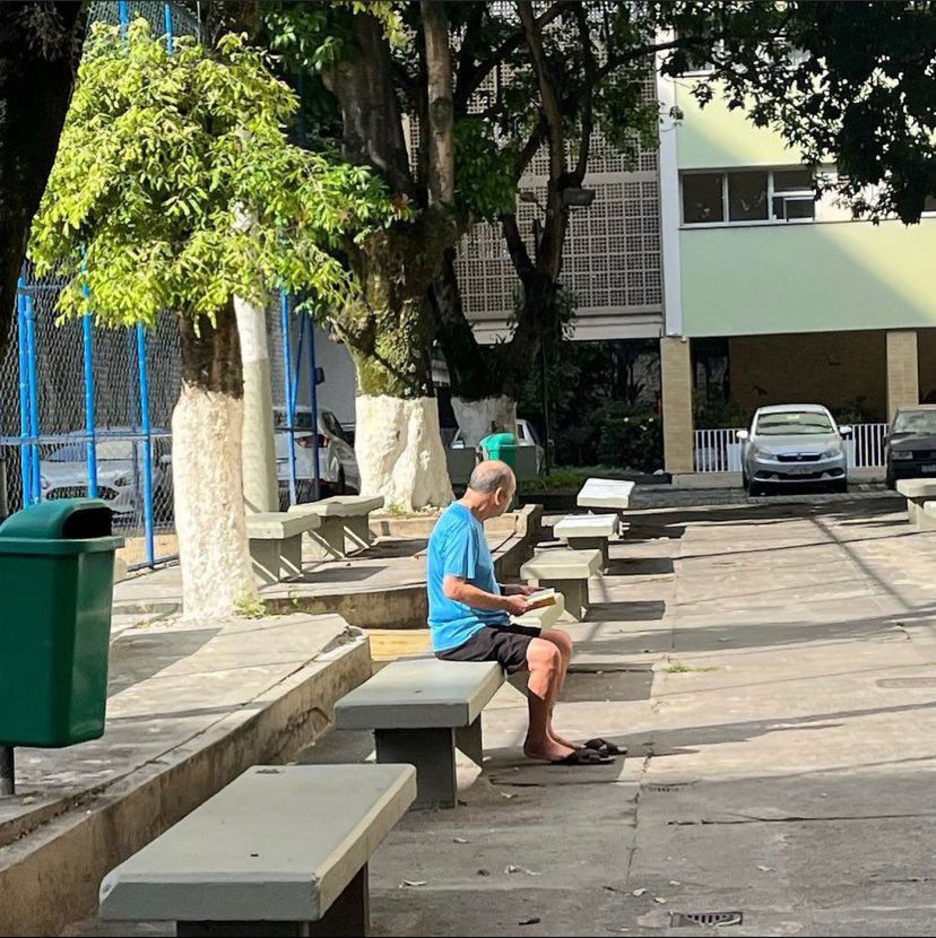 Lilian compartilhou uma foto de seu pai, já recuperado, passeando pelo prédio onde mora - Reprodução