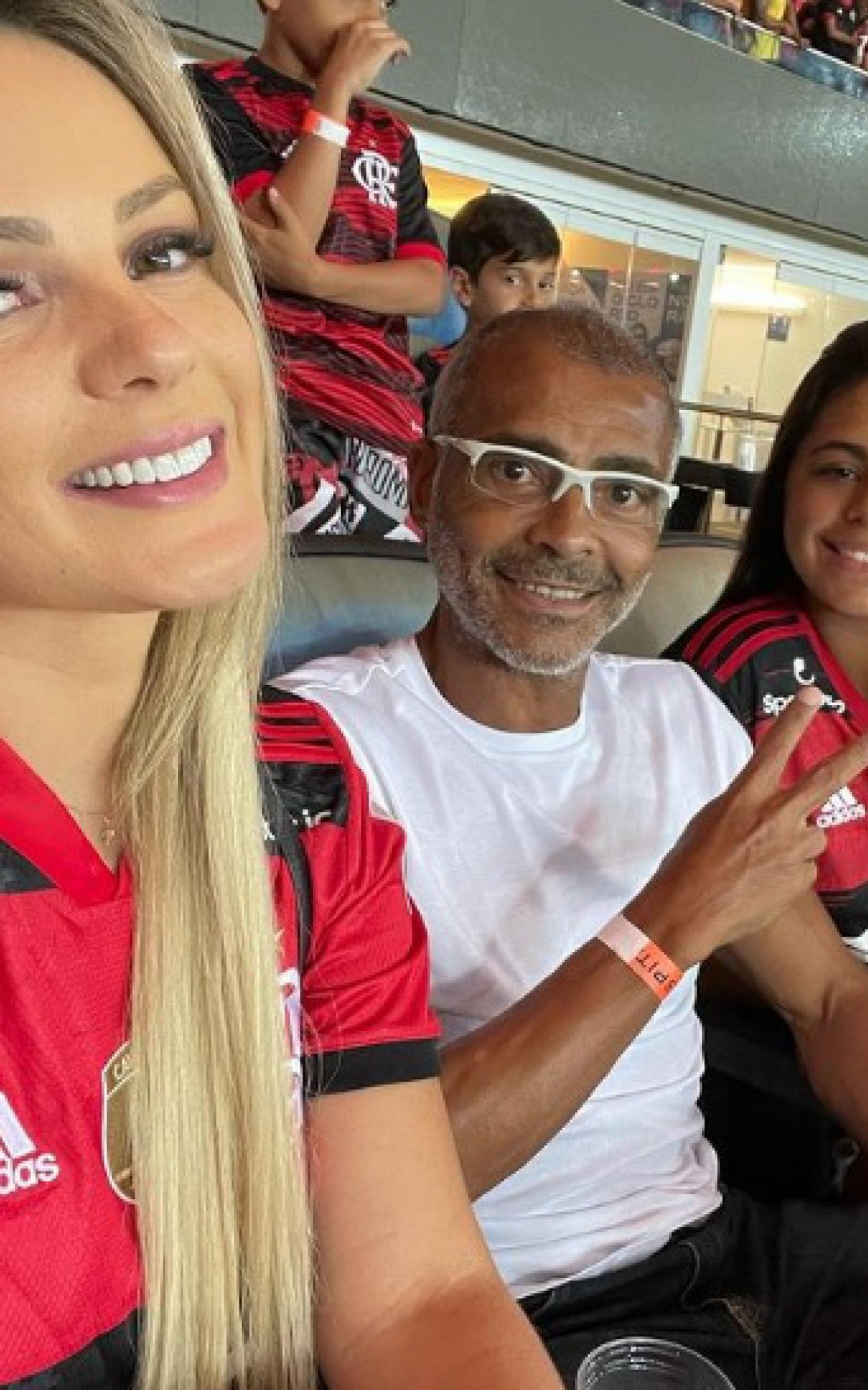 Rom&aacute;rio ao lado de namorada e filha