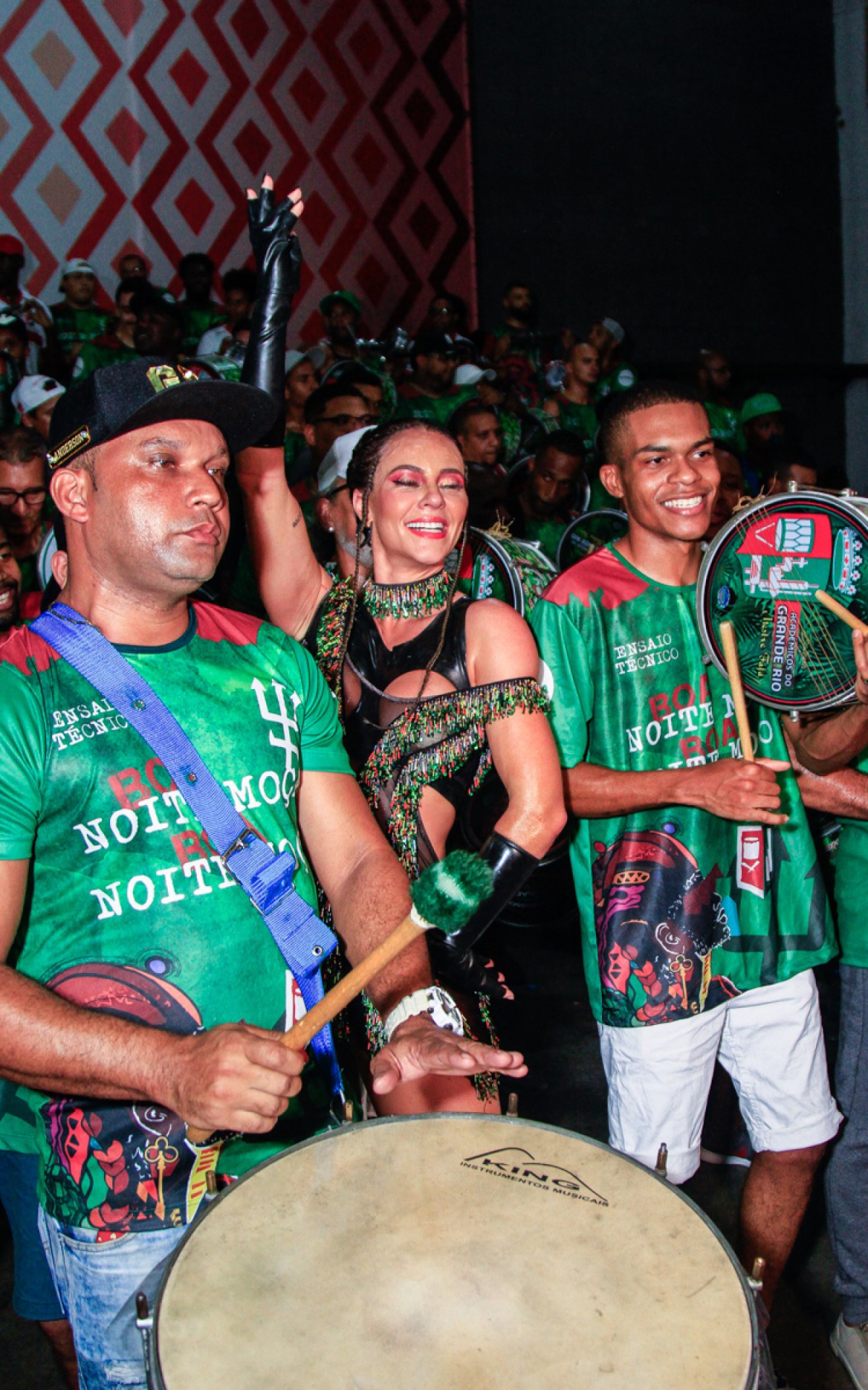 Paolla Oliveira samba muito na quadra da Grande Rio