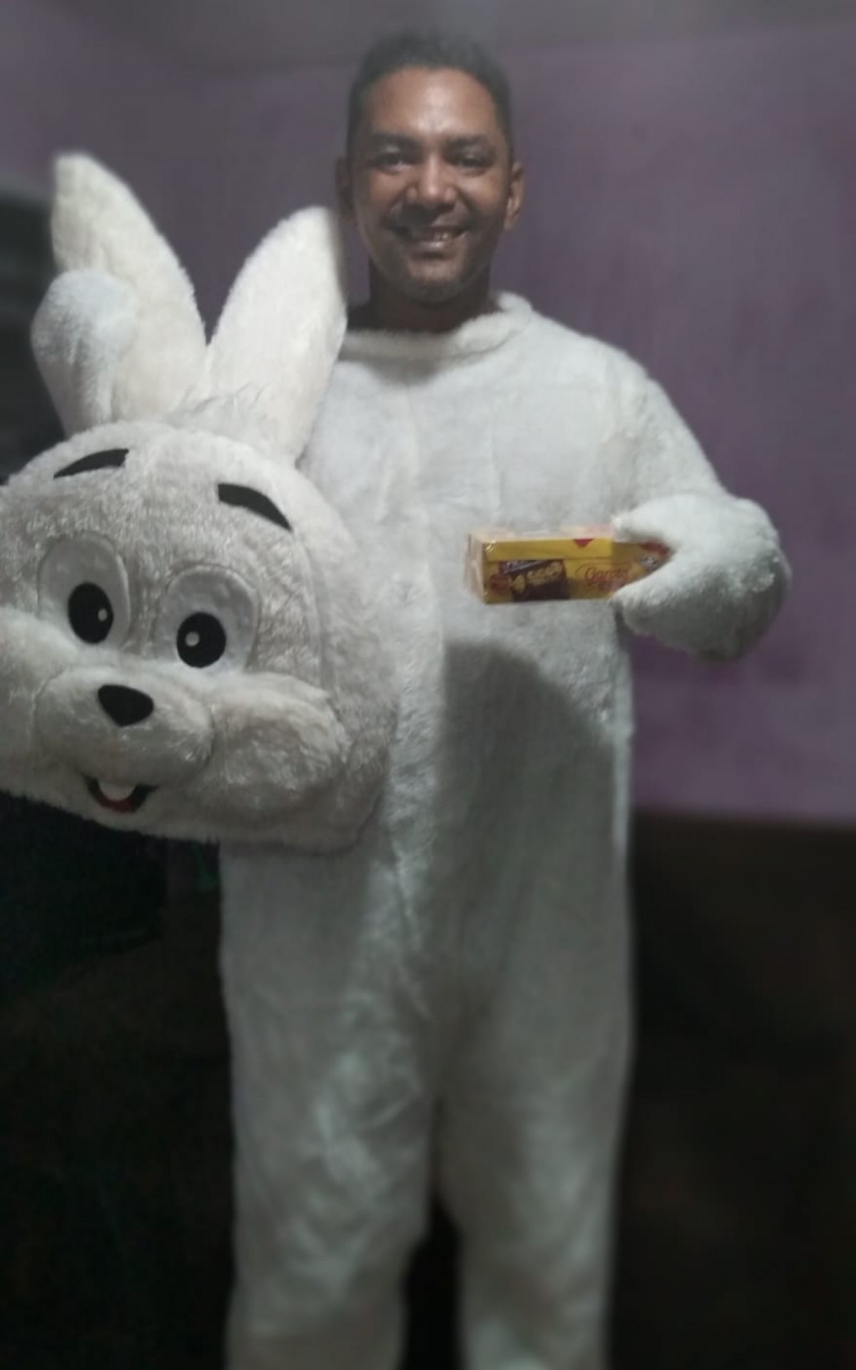 L&eacute;o Motta, ex-morador de rua e escritor, tamb&eacute;m mobilizou as redes sociais para conseguir ajuda para as doa&ccedil;&otilde;es de chocolate