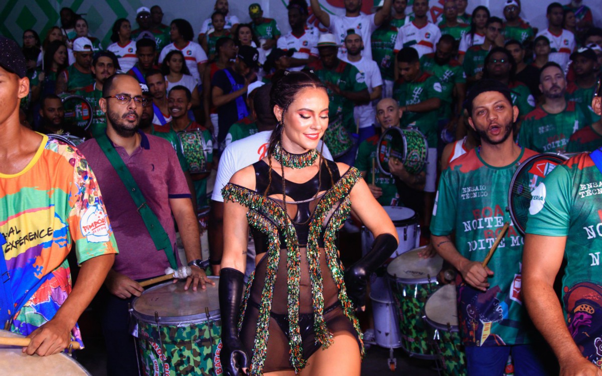 Paolla Oliveira samba muito na quadra da Grande Rio