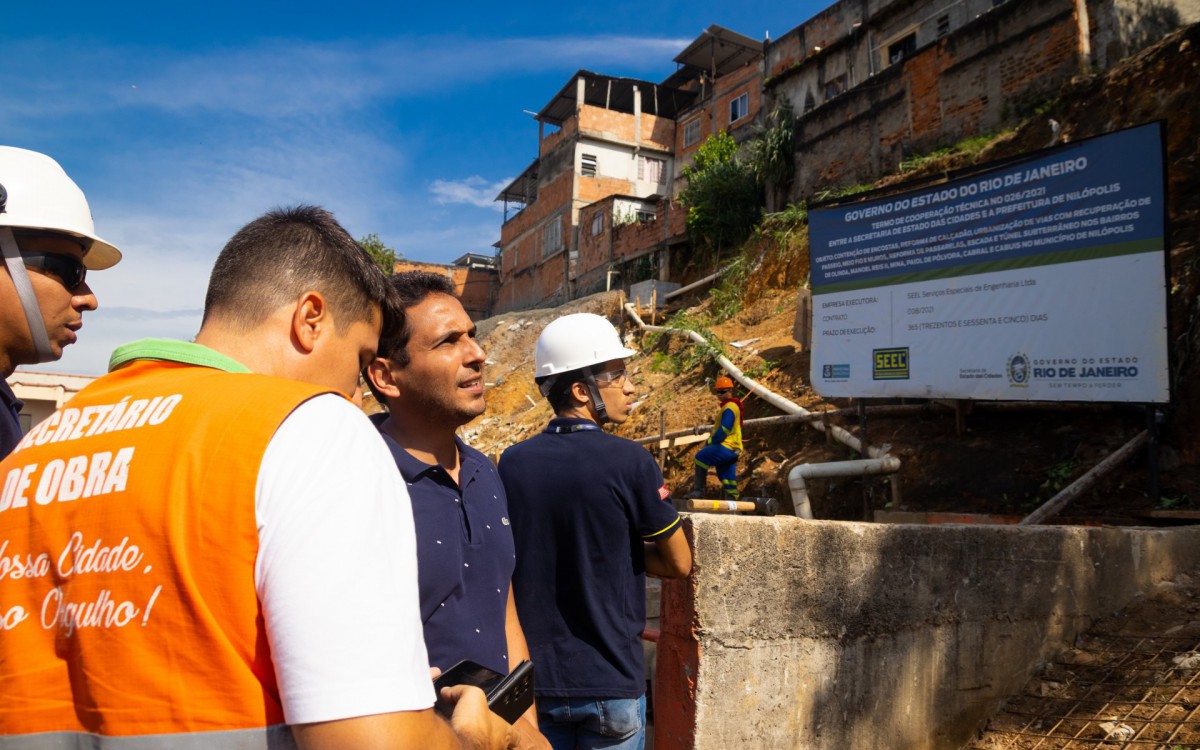 O prefeito Abra&atilde;ozinho visitou as interven&ccedil;&otilde;es no bairro acompanhado do secret&aacute;rio de Obras, Fl&aacute;vio Vergueiro