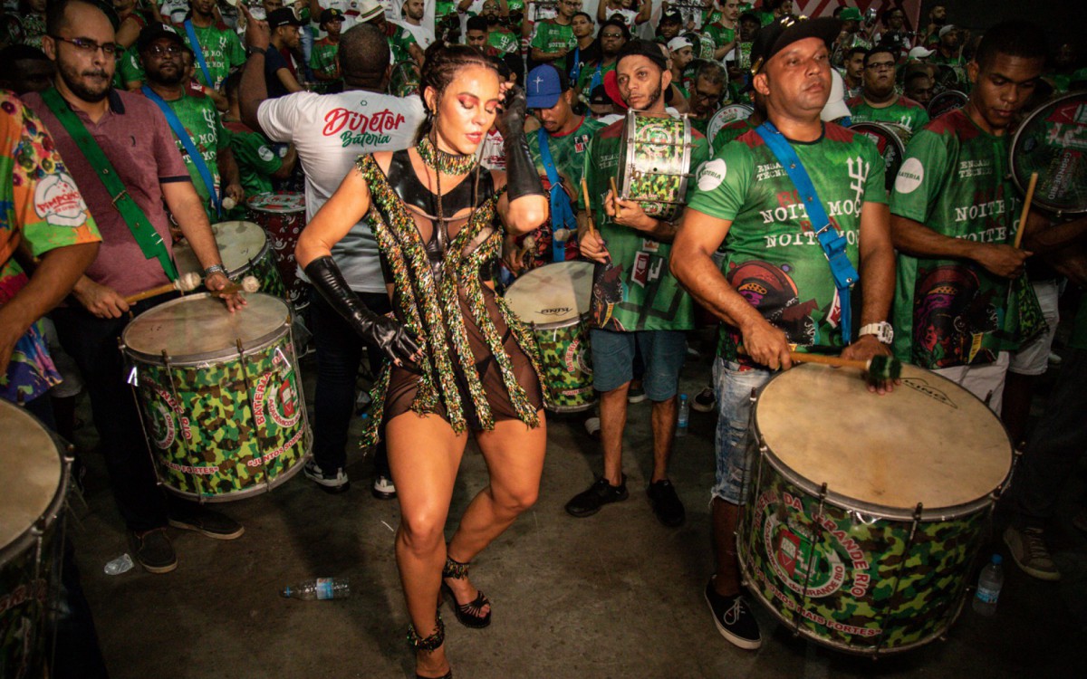 Paolla Oliveira samba muito na quadra da Grande Rio