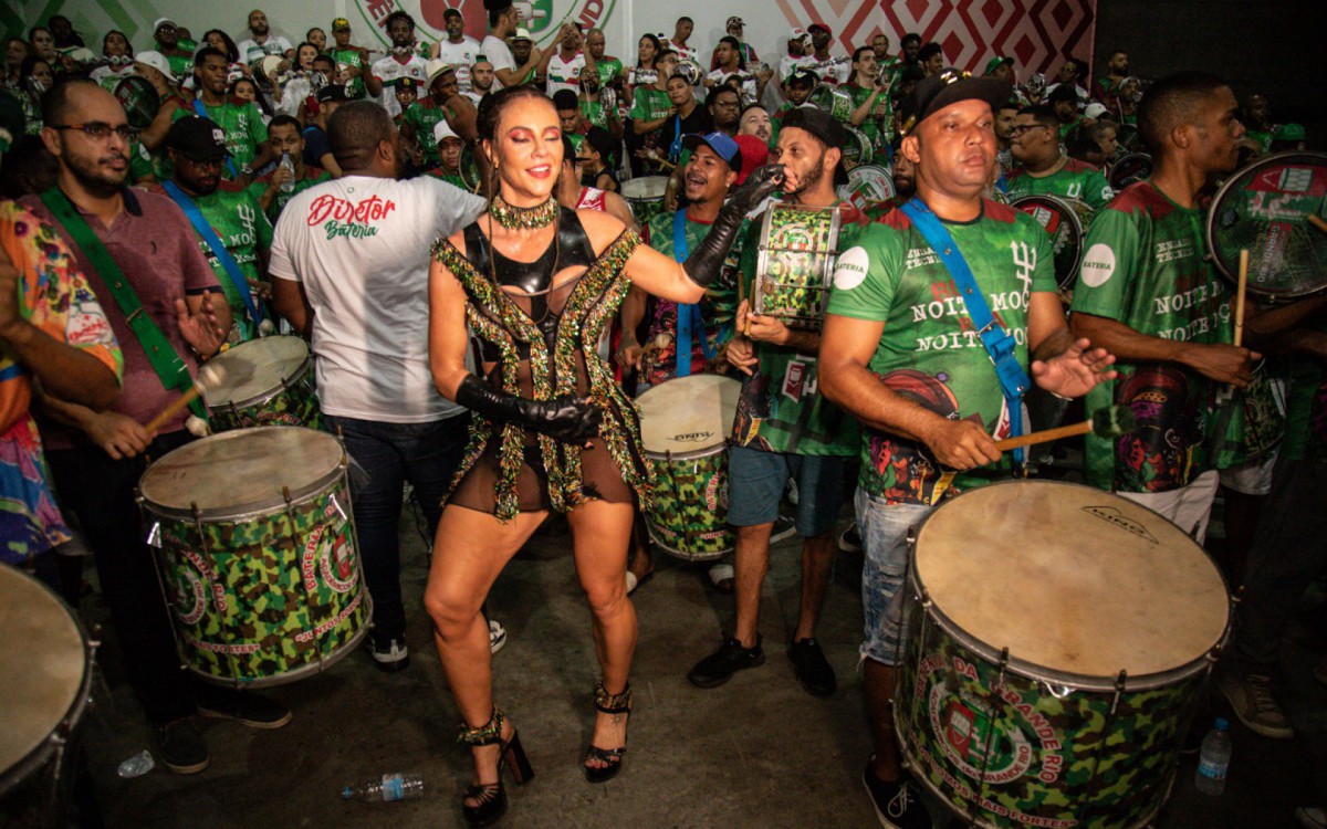 Paolla Oliveira samba muito na quadra da Grande Rio